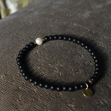 Load image into Gallery viewer, Black Onyx and Freshwater Pearl Bracelet