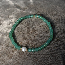 Load image into Gallery viewer, Green Aventurine and Freshwater Pearl skinny bracelet